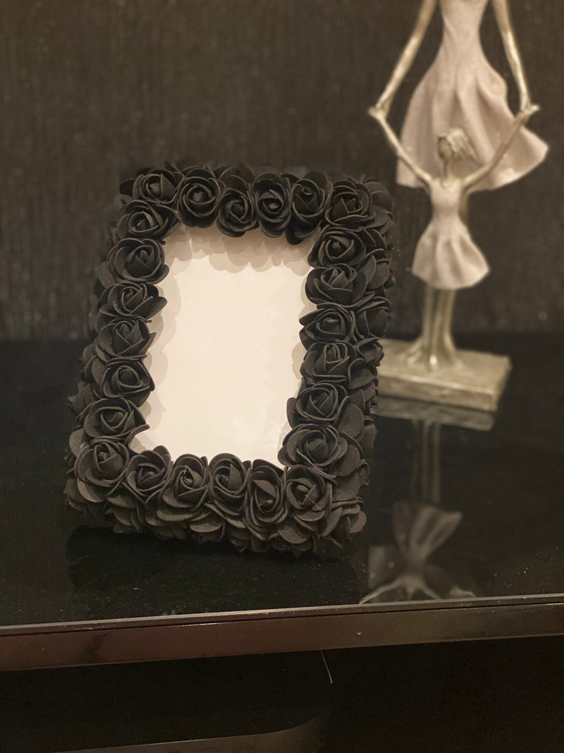 Photo Frame in Black Roses